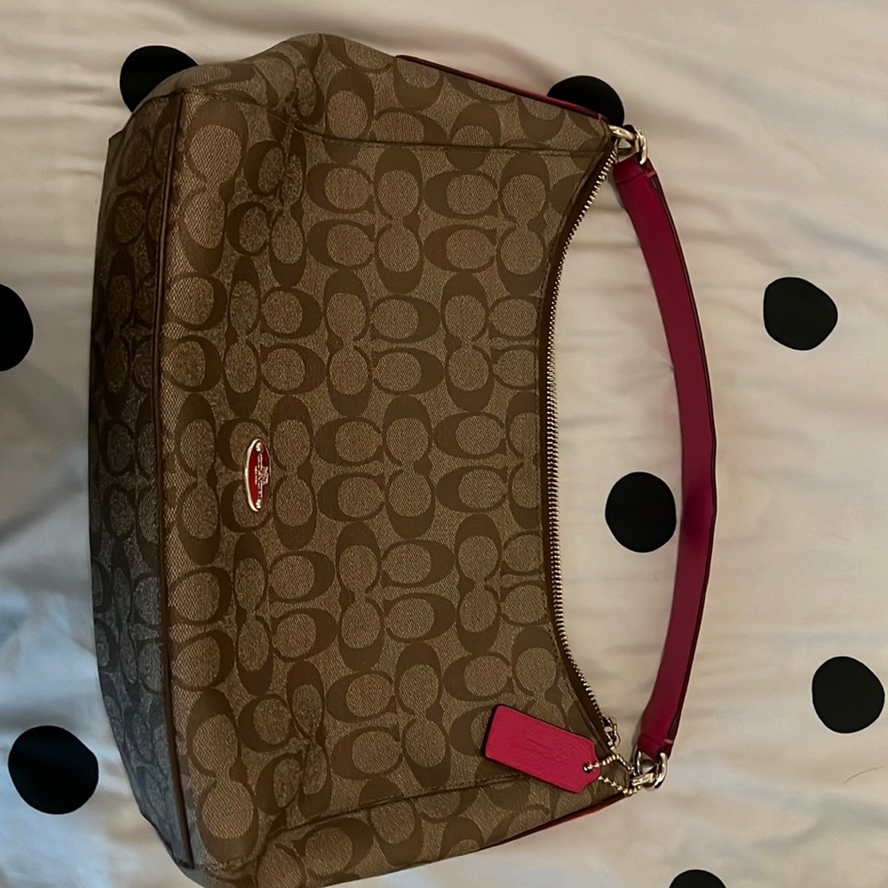 Perfect purse, no rips, tears, handle is in perfect condition